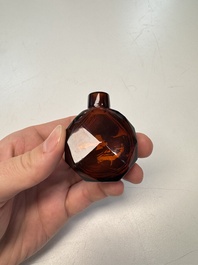 A Chinese facetted amber glass snuff bottle, 19th C.