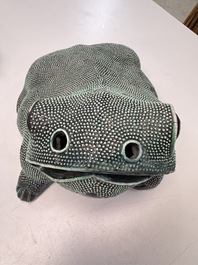 A Chinese verte biscuit model of a toad on stand, 18/19th C.