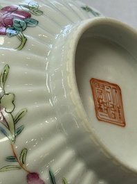 A pair of Chinese famille rose 'Cricket' bowls, Tongzhi marks, 19th C.