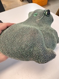 A Chinese verte biscuit model of a toad on stand, 18/19th C.