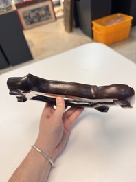 A Chinese verte biscuit model of a toad on stand, 18/19th C.