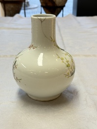 A fine Chinese famille verte 'Peacocks' vase, 19th C.