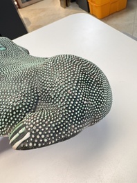 A Chinese verte biscuit model of a toad on stand, 18/19th C.