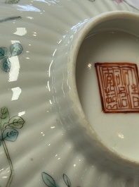 A pair of Chinese famille rose 'Cricket' bowls, Tongzhi marks, 19th C.