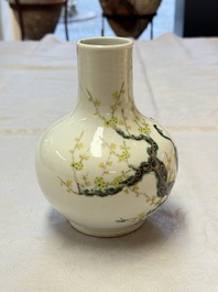 A fine Chinese famille verte 'Peacocks' vase, 19th C.