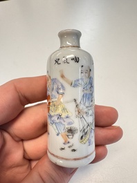A Chinese famille rose inscribed snuff bottle with figural design, Yiyang Tangzhi mark, 19/20th C.