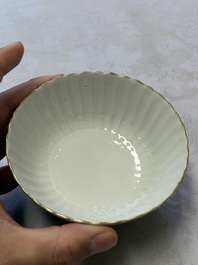 A pair of Chinese famille rose 'Cricket' bowls, Tongzhi marks, 19th C.