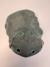 A Chinese verte biscuit model of a toad on stand, 18/19th C.