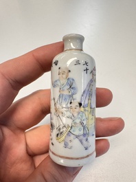 A Chinese famille rose inscribed snuff bottle with figural design, Yiyang Tangzhi mark, 19/20th C.