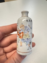 A Chinese famille rose inscribed snuff bottle with figural design, Yiyang Tangzhi mark, 19/20th C.