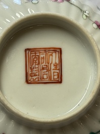 A pair of Chinese famille rose 'Cricket' bowls, Tongzhi marks, 19th C.