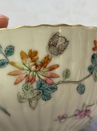 A pair of Chinese famille rose 'Cricket' bowls, Tongzhi marks, 19th C.