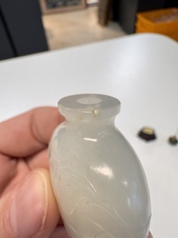 A Chinese carved white jade 'Geese' snuff bottle with a wooden stand, 18/19th C.