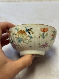 A pair of Chinese famille rose 'Cricket' bowls, Tongzhi marks, 19th C.