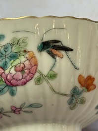 A pair of Chinese famille rose 'Cricket' bowls, Tongzhi marks, 19th C.