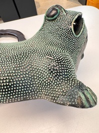 A Chinese verte biscuit model of a toad on stand, 18/19th C.
