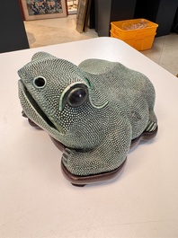 A Chinese verte biscuit model of a toad on stand, 18/19th C.