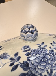 22 Chinese blue, white, famille rose and Imari-style wares, Kangxi and later