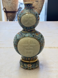 A Chinese cloisonn&eacute; and jade 'Da Ji 大吉 and Tian Xi 天喜' double-gourd vase and stand , 19/20th C.