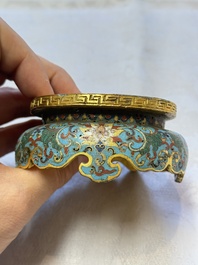 A Chinese cloisonn&eacute; and jade 'Da Ji 大吉 and Tian Xi 天喜' double-gourd vase and stand , 19/20th C.