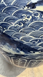 A Chinese blue and white 'Fish' scroll pot, 19th C.