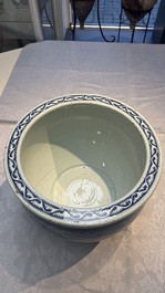 A Chinese blue and white 'Fish' scroll pot, 19th C.