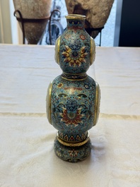 A Chinese cloisonn&eacute; and jade 'Da Ji 大吉 and Tian Xi 天喜' double-gourd vase and stand , 19/20th C.