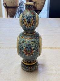 A Chinese cloisonn&eacute; and jade 'Da Ji 大吉 and Tian Xi 天喜' double-gourd vase and stand , 19/20th C.