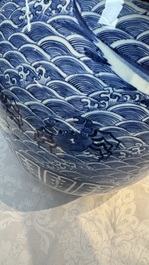 A Chinese blue and white 'Fish' scroll pot, 19th C.
