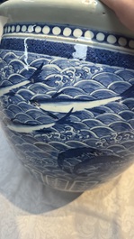 A Chinese blue and white 'Fish' scroll pot, 19th C.