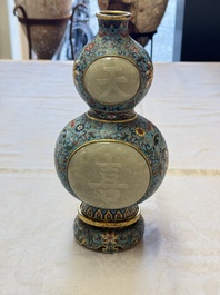 A Chinese cloisonn&eacute; and jade 'Da Ji 大吉 and Tian Xi 天喜' double-gourd vase and stand , 19/20th C.