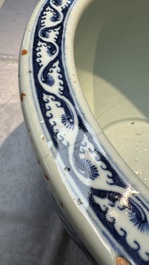A Chinese blue and white 'Fish' scroll pot, 19th C.