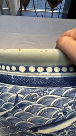 A Chinese blue and white 'Fish' scroll pot, 19th C.