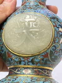A Chinese cloisonn&eacute; and jade 'Da Ji 大吉 and Tian Xi 天喜' double-gourd vase and stand , 19/20th C.