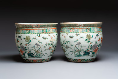 A pair of Chinese famille verte 'Flowers and Butterflies' fishbowls, 19th C.
