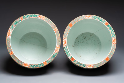 A pair of Chinese famille verte 'Flowers and Butterflies' fishbowls, 19th C.
