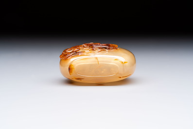 A Chinese agate 'Rooster' snuff bottle, 1780-1850