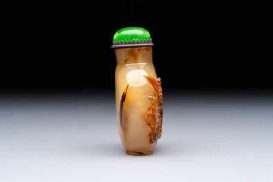 A Chinese agate 'Rooster' snuff bottle, 1780-1850