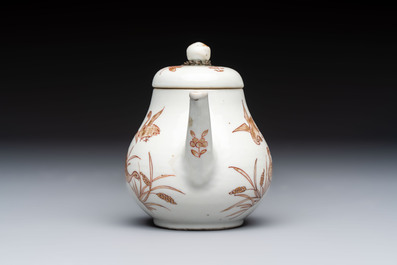A Chinese gilt-decorated iron-red 'Fei Ming Su Shi 飛鳴宿食' teapot and cover, Qianlong