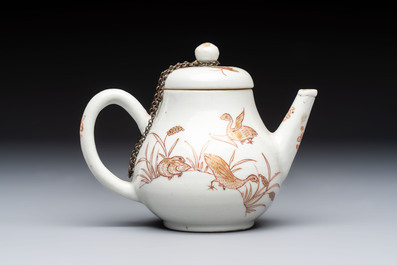 A Chinese gilt-decorated iron-red 'Fei Ming Su Shi 飛鳴宿食' teapot and cover, Qianlong