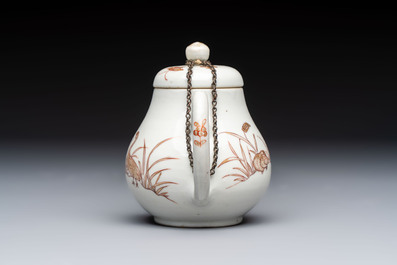 A Chinese gilt-decorated iron-red 'Fei Ming Su Shi 飛鳴宿食' teapot and cover, Qianlong