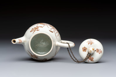 A Chinese gilt-decorated iron-red 'Fei Ming Su Shi 飛鳴宿食' teapot and cover, Qianlong