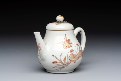 A Chinese gilt-decorated iron-red 'Fei Ming Su Shi 飛鳴宿食' teapot and cover, Qianlong