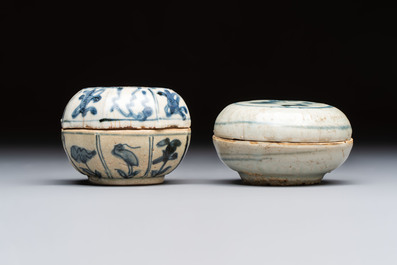 A varied collection of seven Chinese and Japanese blue and white wares, 16/18th C.