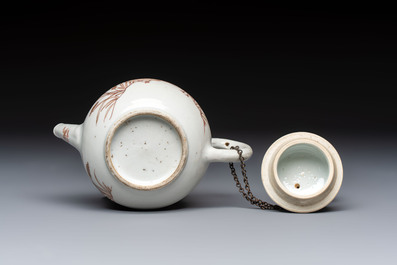 A Chinese gilt-decorated iron-red 'Fei Ming Su Shi 飛鳴宿食' teapot and cover, Qianlong