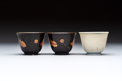 A Japanese blue and white plate, eight cups, and two gilt-lacquered porcelain cups, 19/20th C.