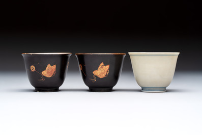 A Japanese blue and white plate, eight cups, and two gilt-lacquered porcelain cups, 19/20th C.