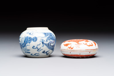 Four Chinese blue and white wares, and two iron-red-decorated wares, 19/20th C.
