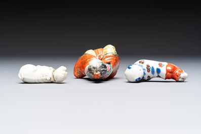 Four Japanese sculptures, a rooster-form ewer and a covered censer, Wanli mark, 19/20th C.