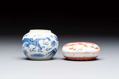 Four Chinese blue and white wares, and two iron-red-decorated wares, 19/20th C.